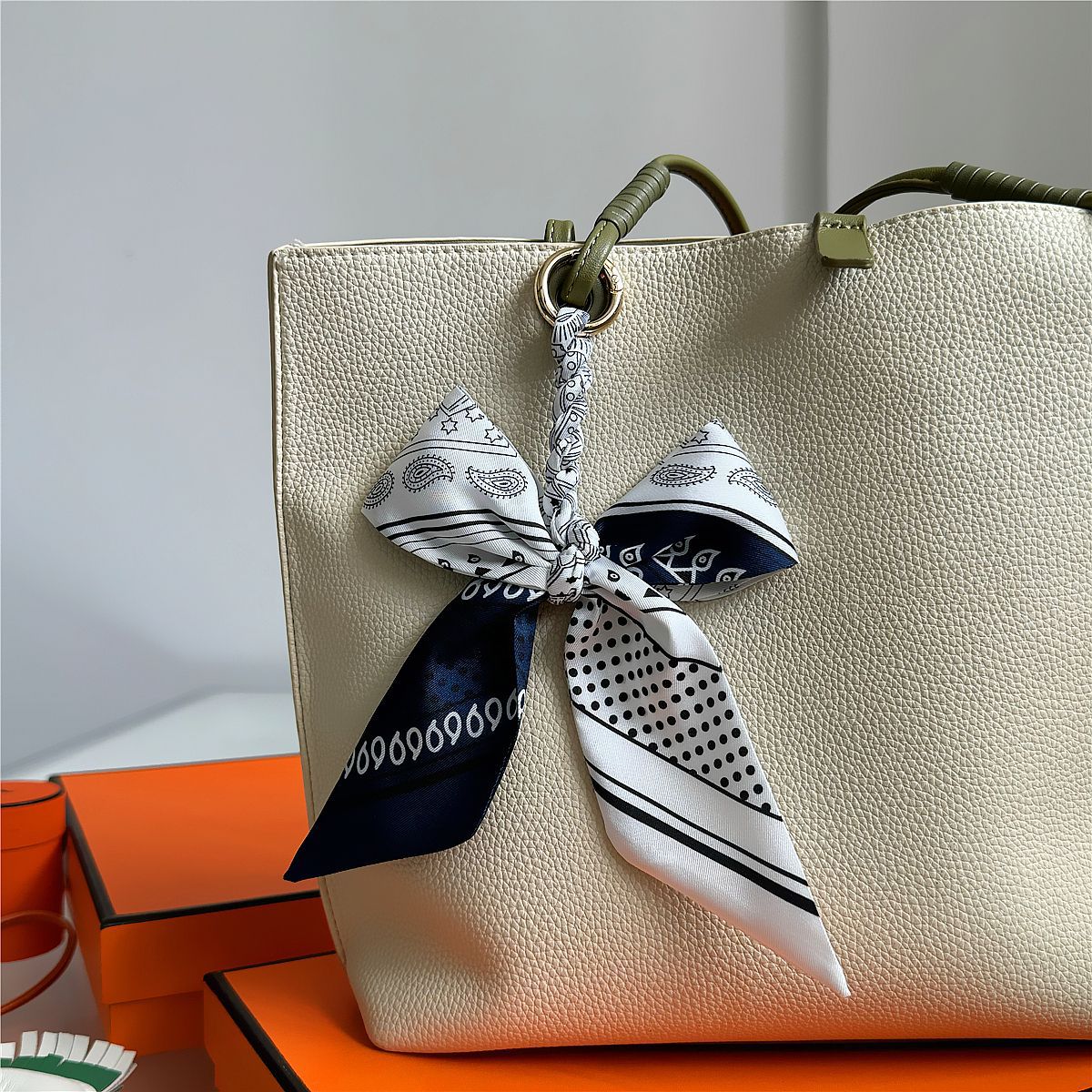 Elegant Silk Scarf Bow Bag Cha - Women'S Ysl Fashion recension och pris