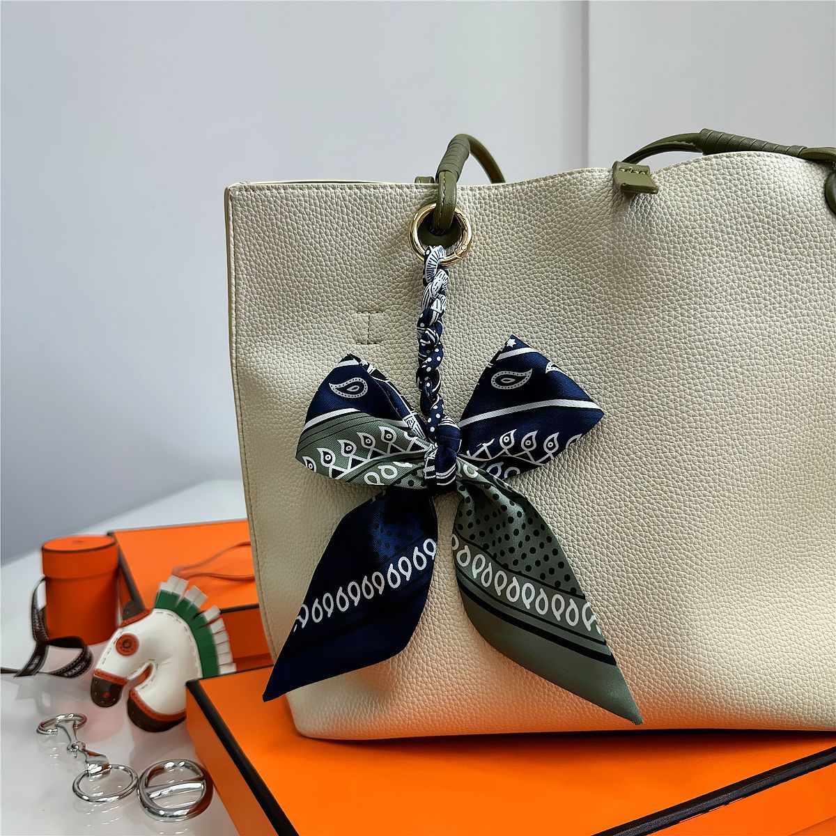 Elegant Silk Scarf Bow Bag Cha - Women'S Ysl Fashion recension och pris